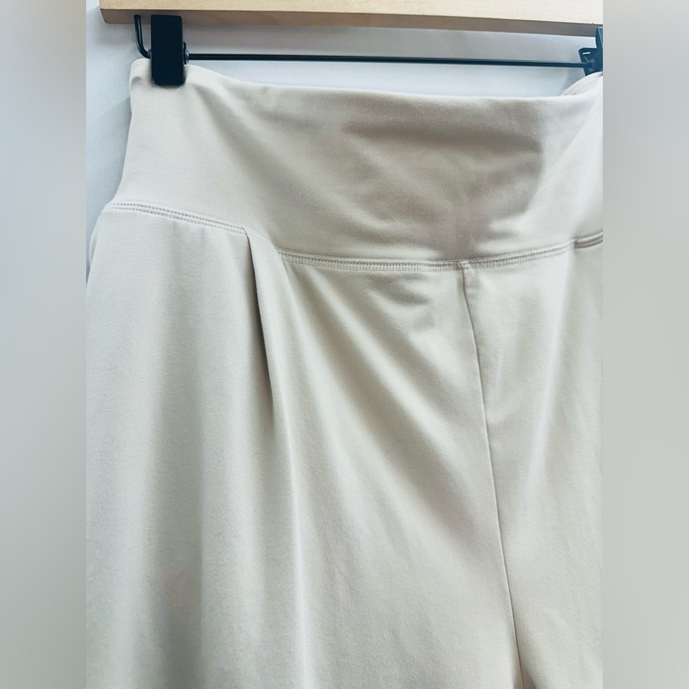 All in Motion Cream Flat Waist Women’s Pleated Taper Active Pants, XXL - Picture 3 of 4